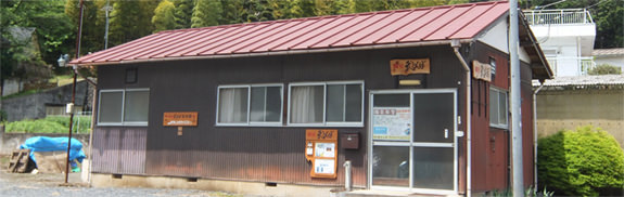 陶房武とんぼの工房外観。赤い屋根の建物